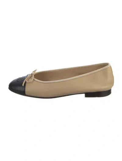 Pre-owned Chanel Interlocking Cc Logo Leather Ballet Flats In Neutral