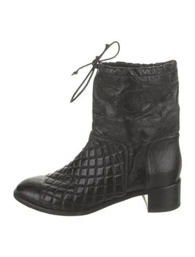 Pre-owned Chanel Interlocking Cc Logo Leather Boots In Black