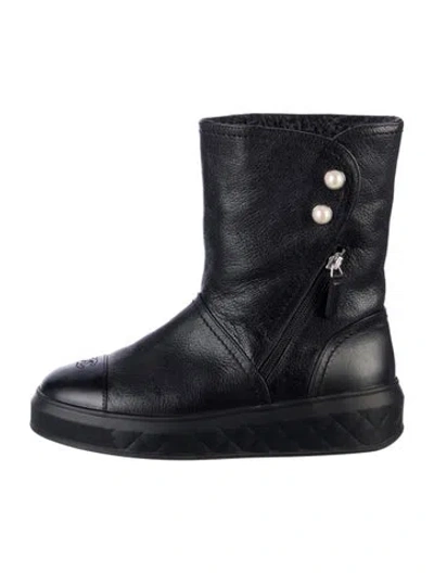 Pre-owned Chanel Interlocking Cc Logo Leather Boots In Black