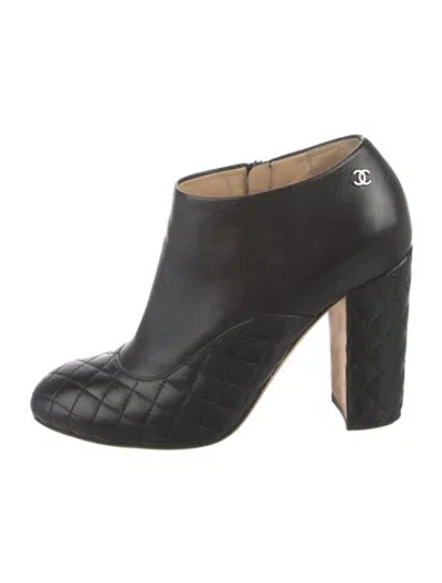Pre-owned Chanel Interlocking Cc Logo Leather Boots In Black