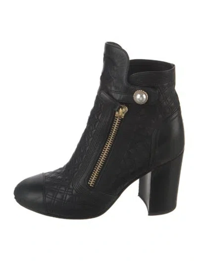 Pre-owned Chanel Interlocking Cc Logo Leather Boots In Black