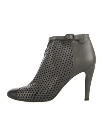 Pre-owned Chanel Interlocking Cc Logo Leather Boots In Black
