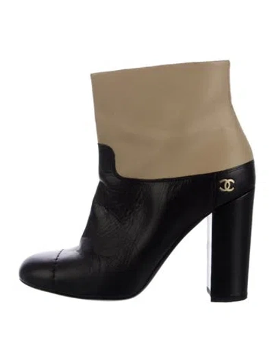 Pre-owned Chanel Interlocking Cc Logo Leather Boots In Neutral