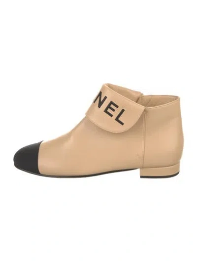 Pre-owned Chanel Interlocking Cc Logo Leather Boots In Neutrals
