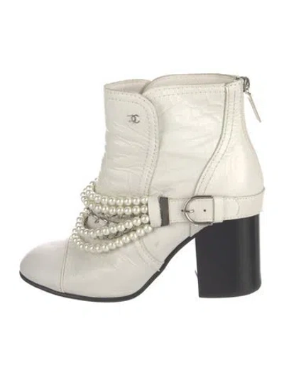 Pre-owned Chanel Interlocking Cc Logo Leather Boots In White