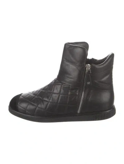 Pre-owned Chanel Interlocking Cc Logo Leather Chelsea Boots In Black