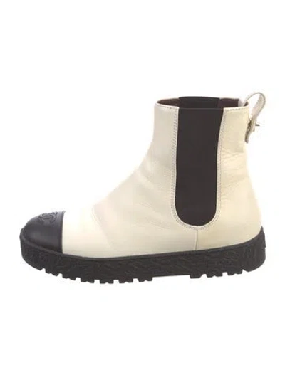 Pre-owned Chanel Interlocking Cc Logo Leather Chelsea Boots In Neutral
