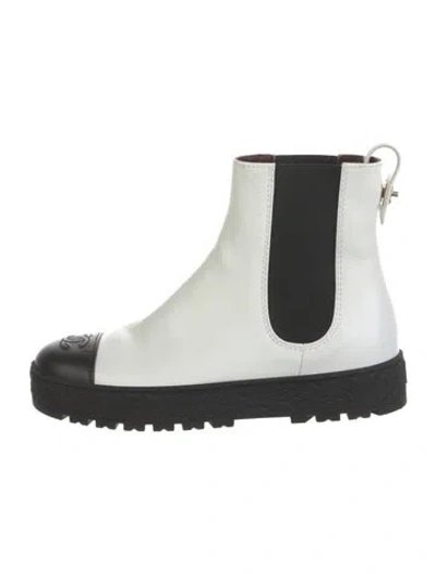 Pre-owned Chanel Interlocking Cc Logo Leather Chelsea Boots In White
