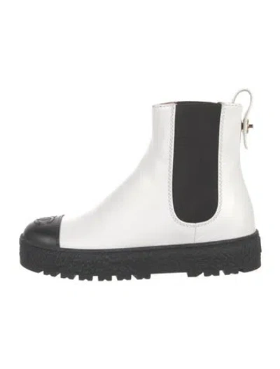 Pre-owned Chanel Interlocking Cc Logo Leather Chelsea Boots In White