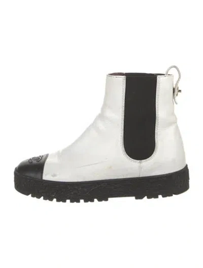 Pre-owned Chanel Interlocking Cc Logo Leather Chelsea Boots In White