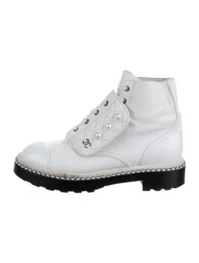 Pre-owned Chanel Interlocking Cc Logo Leather Combat Boots In White