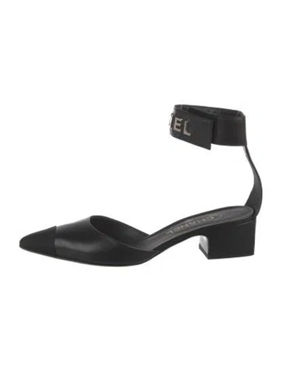 Pre-owned Chanel Interlocking Cc Logo Leather D'orsay Pumps In Black