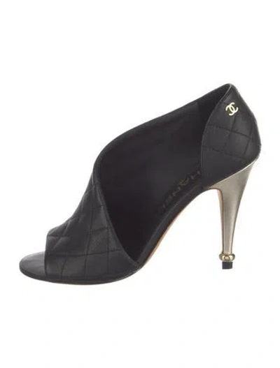 Pre-owned Chanel Interlocking Cc Logo Leather D'orsay Pumps In Black