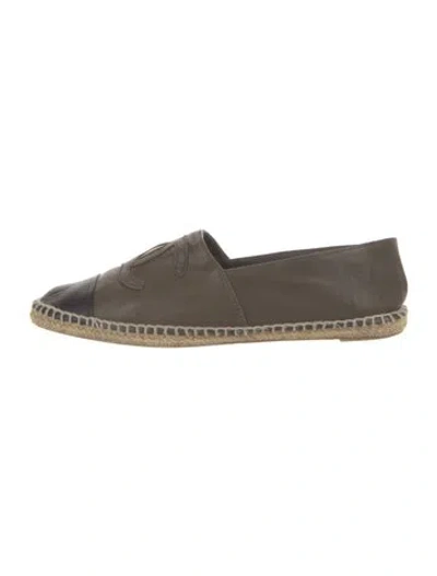 Pre-owned Chanel Interlocking Cc Logo Leather Espadrilles In Black/green/neutrals