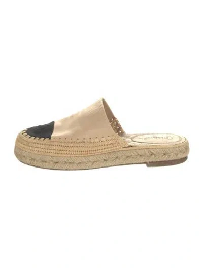 Pre-owned Chanel Interlocking Cc Logo Leather Espadrilles In Black/neutrals