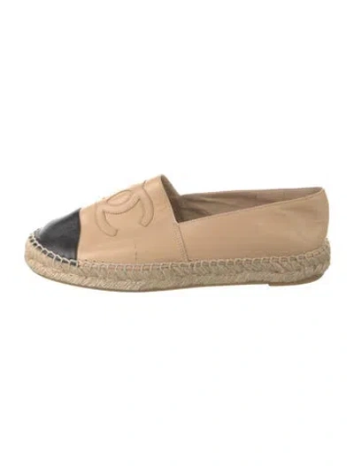 Pre-owned Chanel Interlocking Cc Logo Leather Espadrilles In Black/neutrals