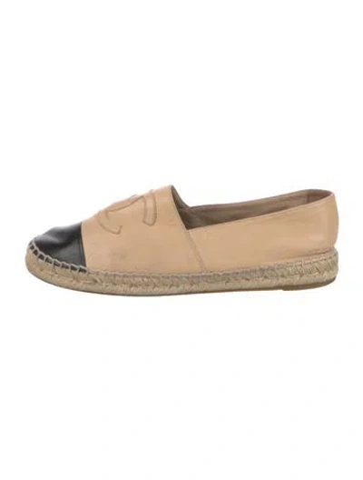 Pre-owned Chanel Interlocking Cc Logo Leather Espadrilles In Black/neutrals