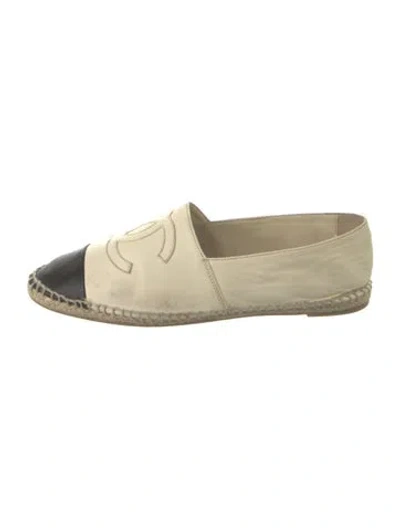 Pre-owned Chanel Interlocking Cc Logo Leather Espadrilles In Black/neutrals