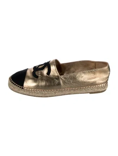 Pre-owned Chanel Interlocking Cc Logo Leather Espadrilles In Gold/metallic