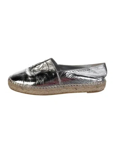 Pre-owned Chanel Interlocking Cc Logo Leather Espadrilles In Metallic/silver