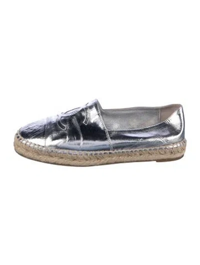 Pre-owned Chanel Interlocking Cc Logo Leather Espadrilles In Metallic/silver