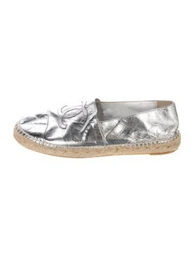Pre-owned Chanel Interlocking Cc Logo Leather Espadrilles In Metallic/silver