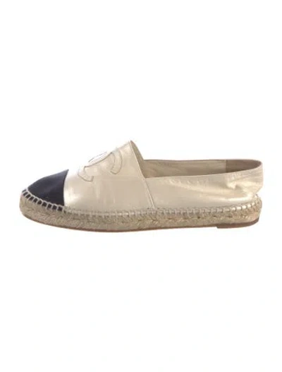 Pre-owned Chanel Interlocking Cc Logo Leather Espadrilles In Metallic/white