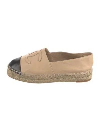 Pre-owned Chanel Interlocking Cc Logo Leather Espadrilles In Neutral