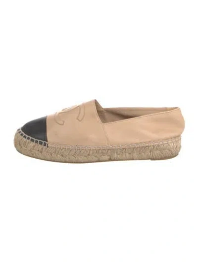 Pre-owned Chanel Interlocking Cc Logo Leather Espadrilles In Neutral