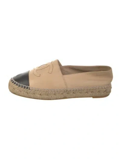 Pre-owned Chanel Interlocking Cc Logo Leather Espadrilles In Neutral