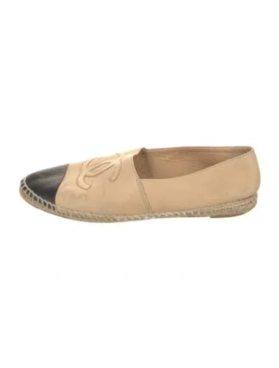 Pre-owned Chanel Interlocking Cc Logo Leather Espadrilles In Neutral