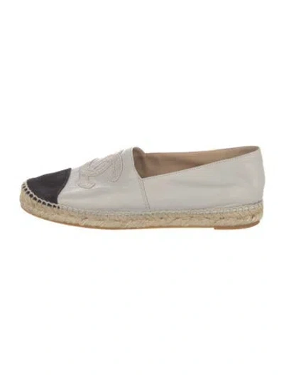 Pre-owned Chanel Interlocking Cc Logo Leather Espadrilles In Neutral