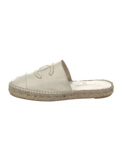 Pre-owned Chanel Interlocking Cc Logo Leather Espadrilles In Neutrals