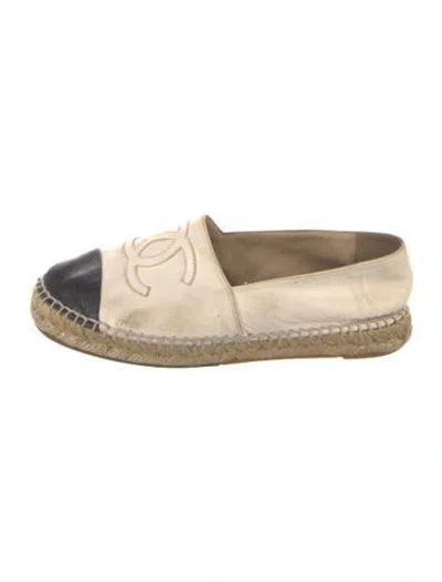 Pre-owned Chanel Interlocking Cc Logo Leather Espadrilles In Neutrals
