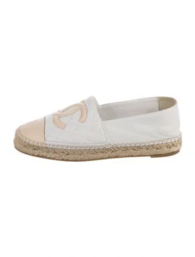 Pre-owned Chanel Interlocking Cc Logo Leather Espadrilles In Neutrals/white