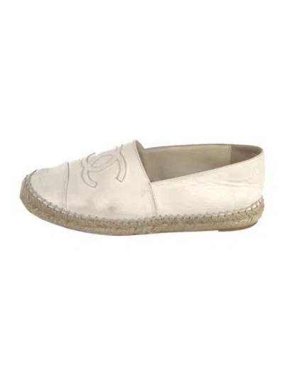 Pre-owned Chanel Interlocking Cc Logo Leather Espadrilles In White