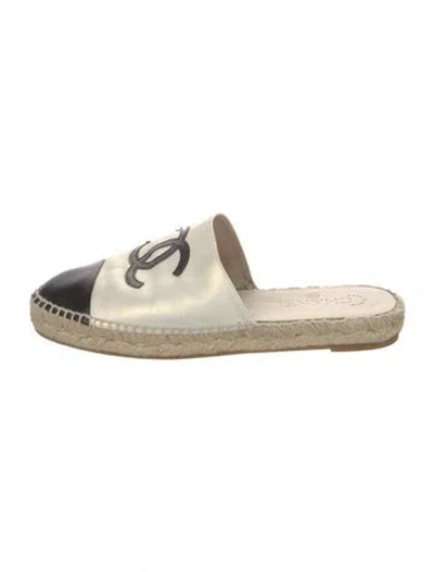 Pre-owned Chanel Interlocking Cc Logo Leather Espadrilles In White