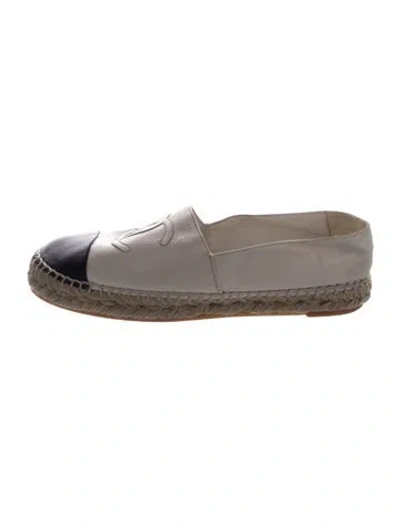 Pre-owned Chanel Interlocking Cc Logo Leather Espadrilles In White