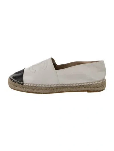 Pre-owned Chanel Interlocking Cc Logo Leather Espadrilles In White