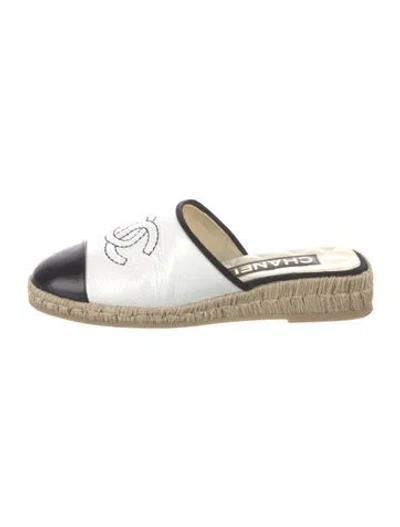 Pre-owned Chanel Interlocking Cc Logo Leather Espadrilles In White