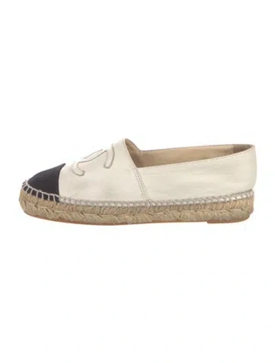 Pre-owned Chanel Interlocking Cc Logo Leather Espadrilles In White