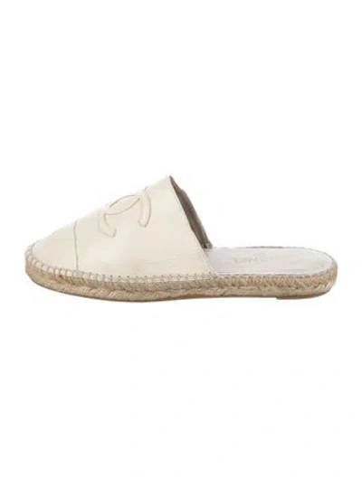Pre-owned Chanel Interlocking Cc Logo Leather Espadrilles In White