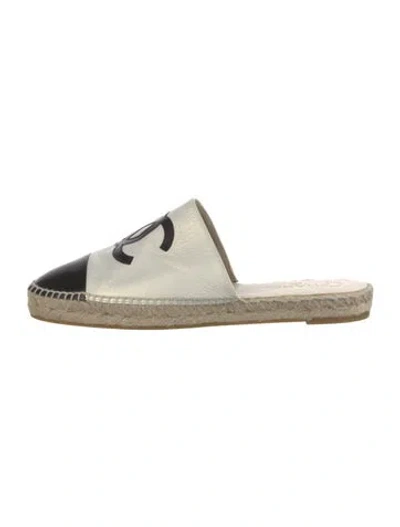 Pre-owned Chanel Interlocking Cc Logo Leather Espadrilles In White