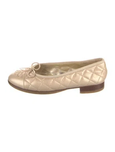 Pre-owned Chanel Interlocking Cc Logo Leather Flats In Neutral