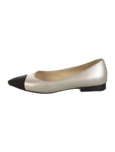 Pre-owned Chanel Interlocking Cc Logo Leather Flats In Neutral