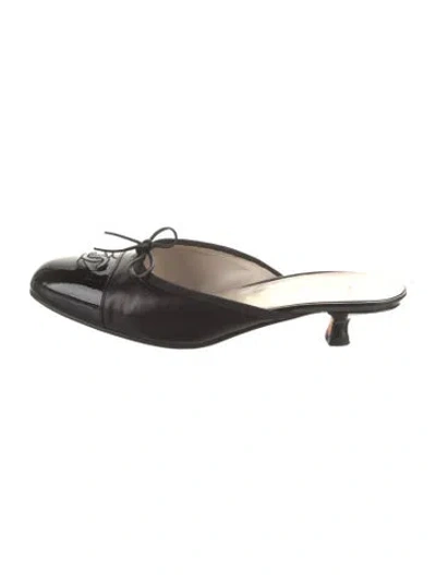 Pre-owned Chanel Interlocking Cc Logo Leather Mules In Black