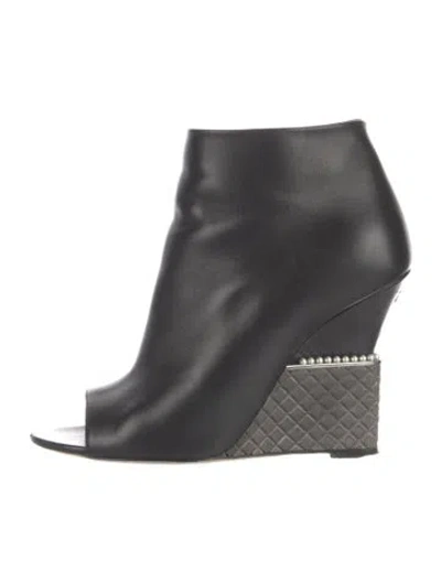 Pre-owned Chanel Interlocking Cc Logo Leather Mules In Black