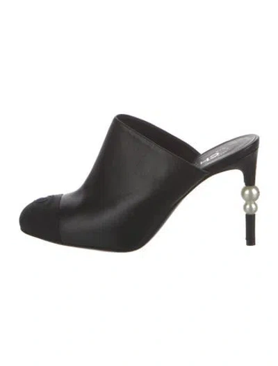 Pre-owned Chanel Interlocking Cc Logo Leather Mules In Black