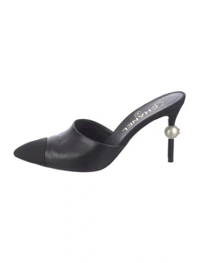 Pre-owned Chanel Interlocking Cc Logo Leather Mules In Black