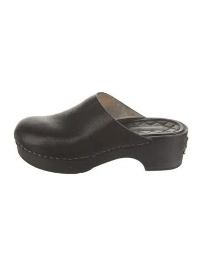 Pre-owned Chanel Interlocking Cc Logo Leather Mules In Black